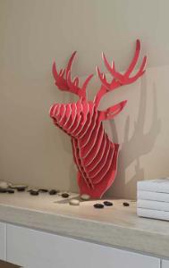 Hjort i rød Vægdekoration