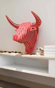 Tyr i rød Vægdekoration